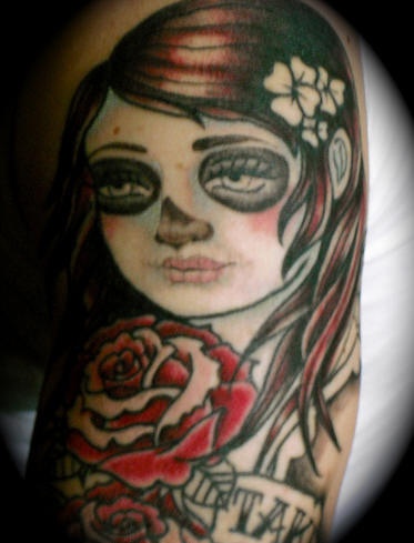 Tatuaje la chica-zombi con las rosas en las manos