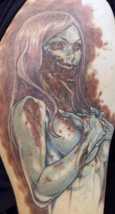 Tatuaje la mujer-zombi con las manos cruzadas en el pecho