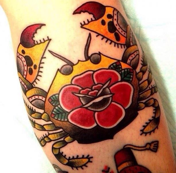 bel tatuaggio su braccio granchio con fiore rosso vecchia scuola