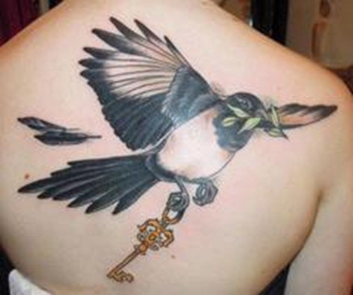 Tatuaje en la espalda, ave que lleva la llave