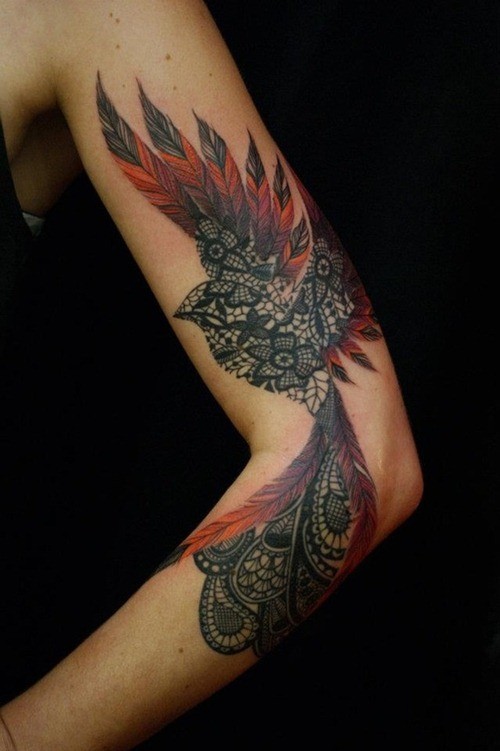 Tatuaggio carino sul braccio l&quotuccello stilizzato