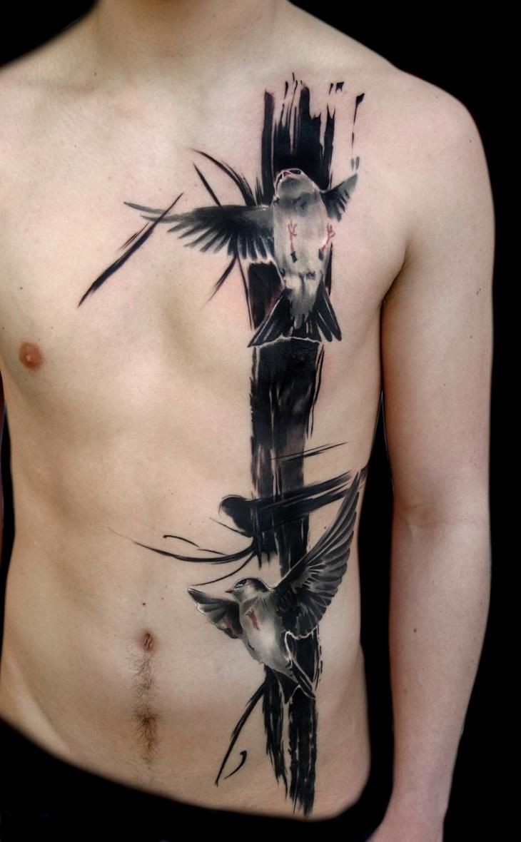 Tatuaje en el pecho y el abdomen, línea negra, dos aves