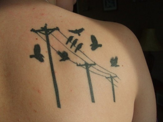 Tatuaggio sulla spalla gli uccelli sui cavi elettrici
