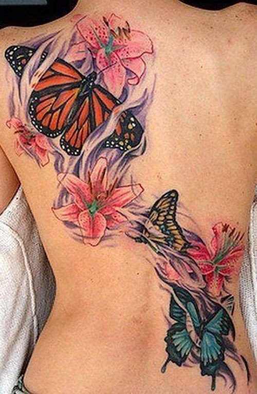 Tatuaggio colorato sulla schiena le farfalle & i fiori