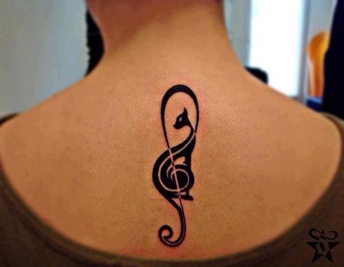 Tatuaggio piccolo sulla schiena il disegno del gatto in forma della chiave di viola