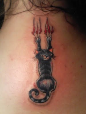 Tatuaggio impressionante sulla schiena il gatto che gratta