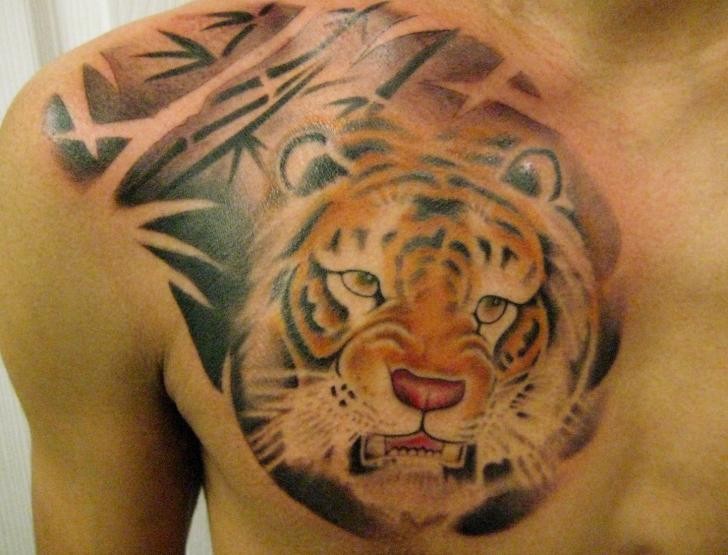 Realistischer Tiger im Bambuswald Tattoo an der Brust