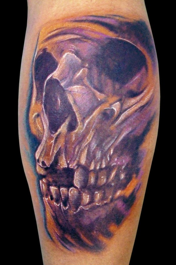 Tatuaje en el brazo, cráneo púrpura sin dos dientes
