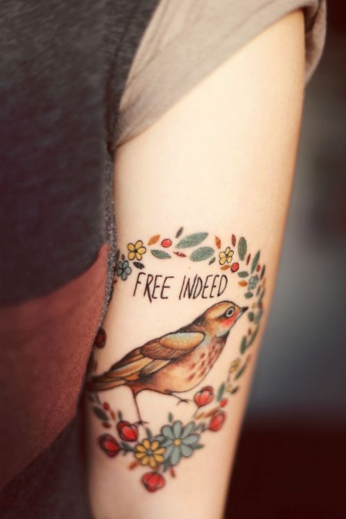 Tatuaggio carino sul braccio l&quotuccello & &quotFREE INDEED"
