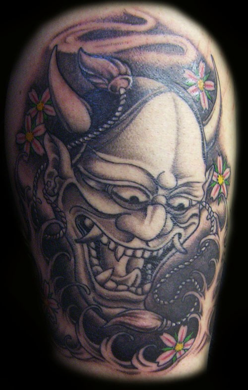 Tatuaggio il demone aggressivo & i fiori