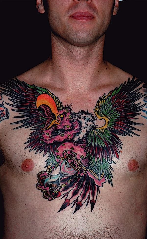 Tatuaje en el pecho, águila grande abigarrada