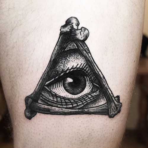 Tatuaggio sul braccio l&quotocchio nel triangolo