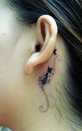 Tatuaggio delicato sulla gola il disegno del gattino nero