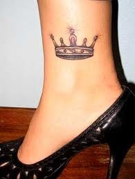 Tattoo mit kleiner Krone am Fuß