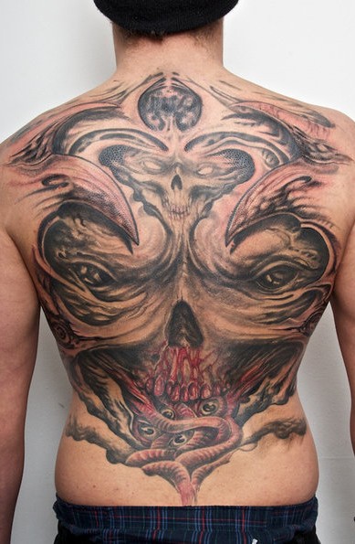 Tatuaje en toda la espalda, monstruo horroroso