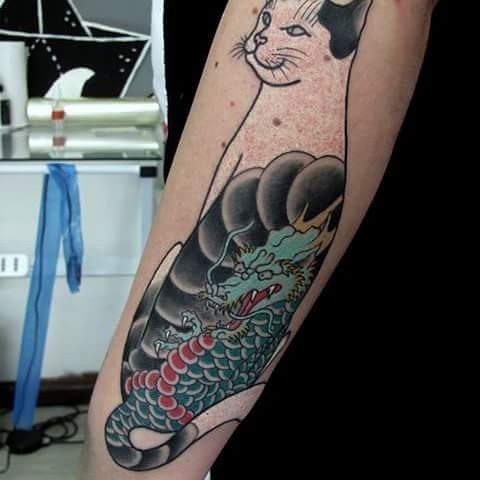 Tatuagem pintada por horitomo de gato Manmon estilizado com dragão