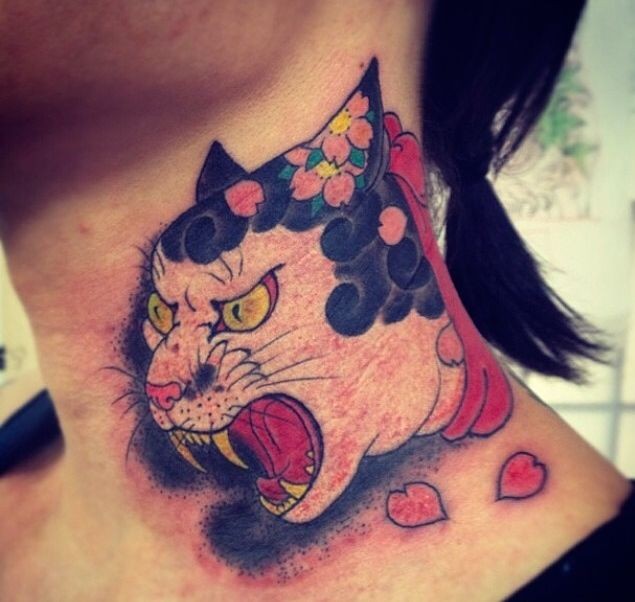 Tatuaggio dipinto da horitomo del selvaggio gatto Manmon sulla gola