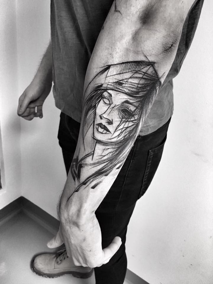 Tatuaggio dipinto da Inez Janiak tatuaggio a braccio del ritratto femminile