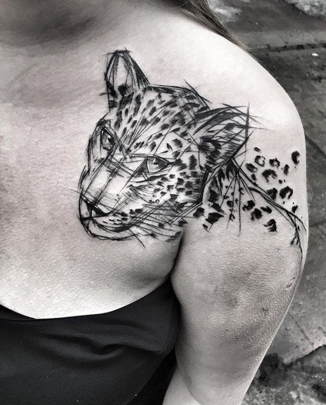 Tatuaggio dipinto da Inez Janiak tatuaggio con la clavicola del ritratto di leopardo
