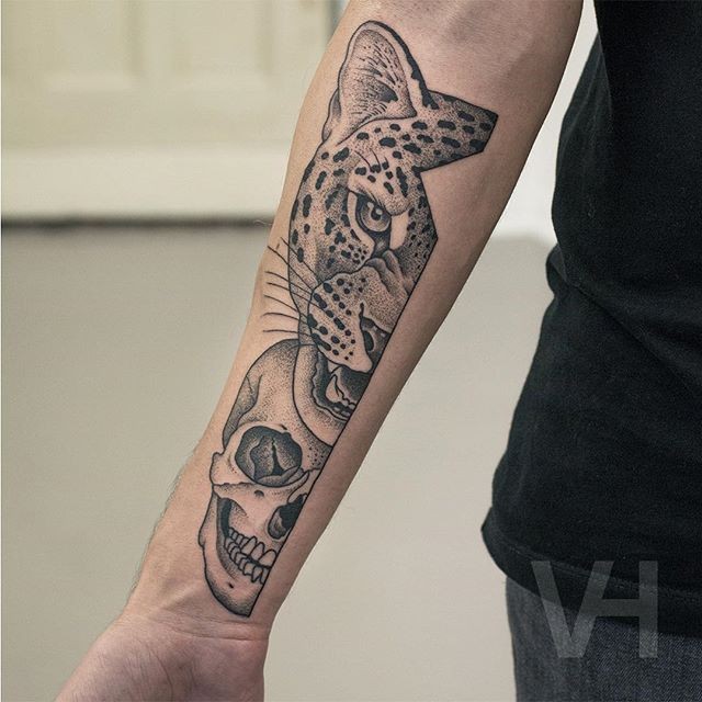 Tatuagem pintada por Valentin Hirsch antebraço de tatuagem de cabeça de leopardo e crânio