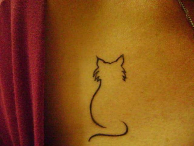 Tatuaje en el costado, silueta de gato