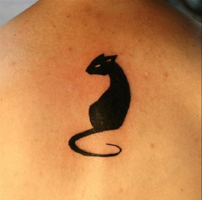 Tatuaje de gato simple negro