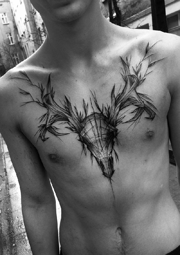 Dibujo de tatuaje diseñado por Inez Janiak de cráneo de venado de madera con hojas