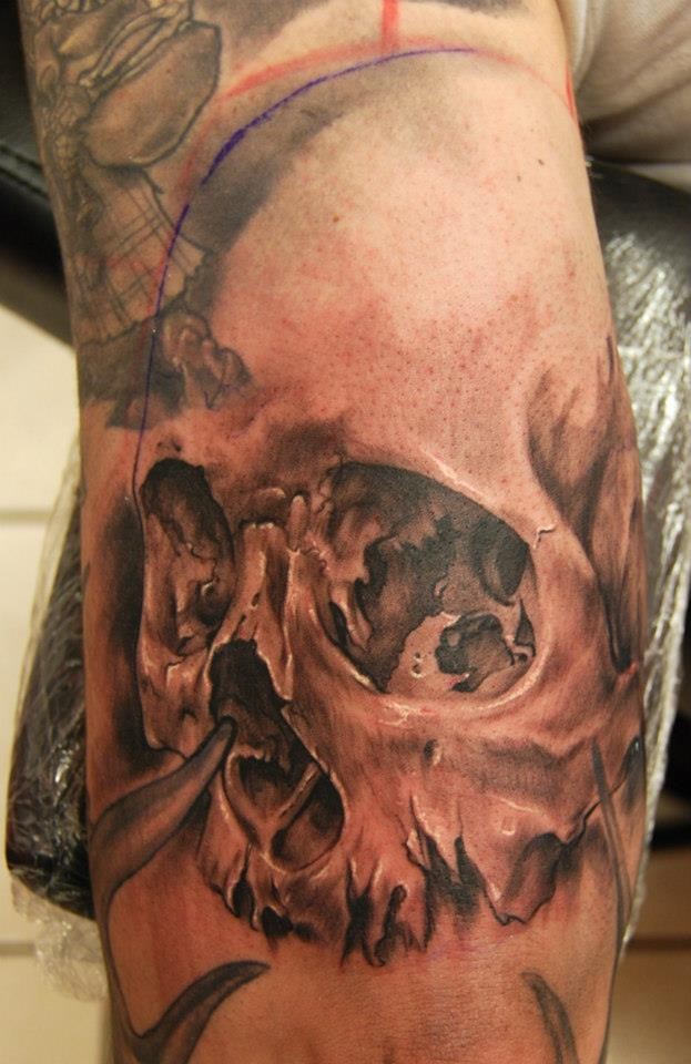 Tattoo von realistischen menschlichen Schädel am Arm