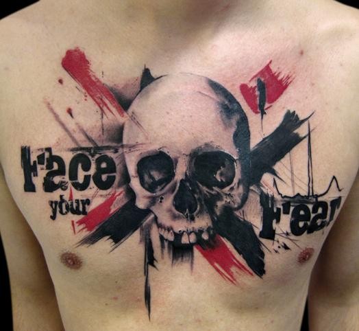 Tattoo mit Schädel und Inschrift Race your fear an der Brust