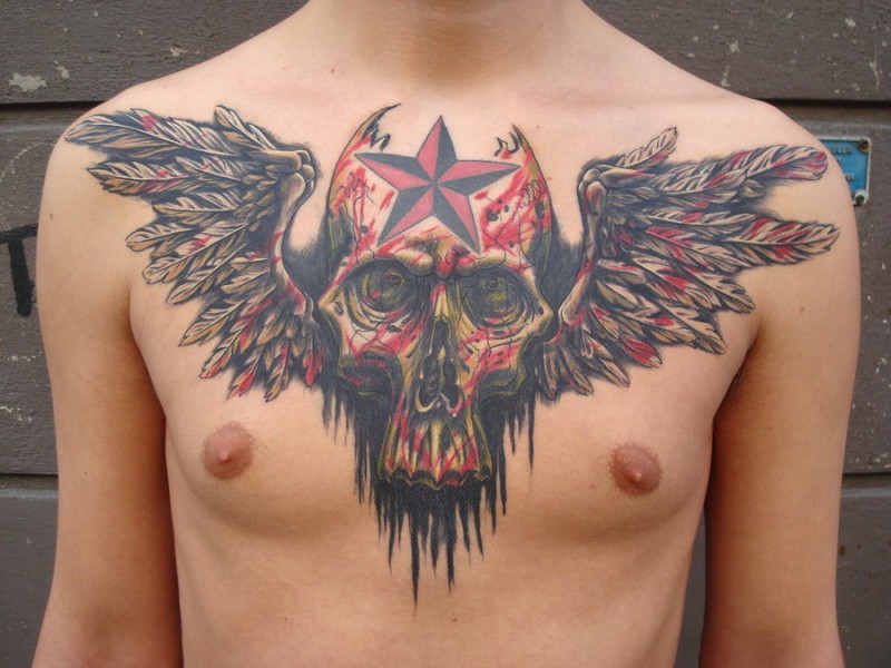 Tatuaggio sul petto il teschio con le ali e la stella sul fronte