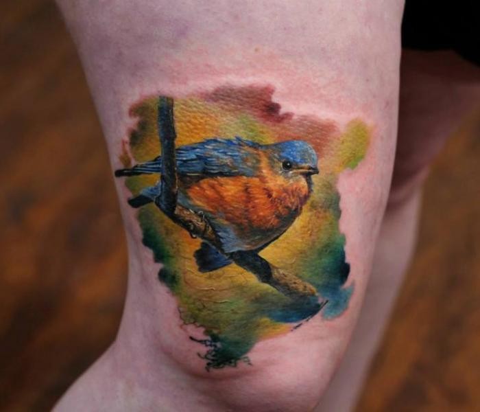 Tatuaggio realistico sulla gamba l&quotuccello colorato