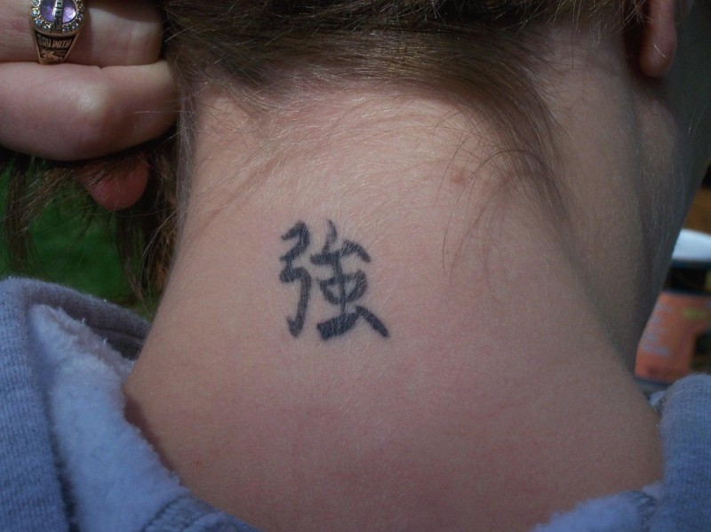 tatuaggio con geroglifici cinesi per la forte sulla nuca