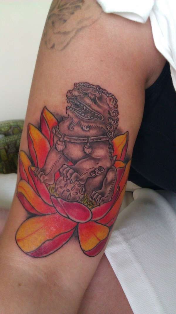 tatuaggio con fiore leone cinese su braccio