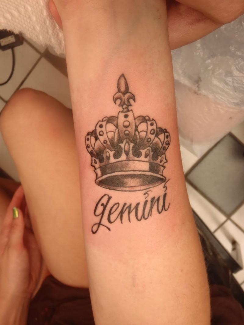 Tattoo mit hübscher Krone und Skript