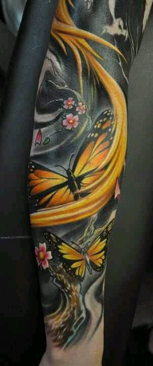 Tatuaje en el brazo, mariposas amarillos en el fondo negro