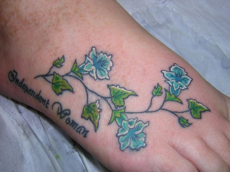 Tatuaje en el pie,
planta preciosa con inscripción mujer independiente