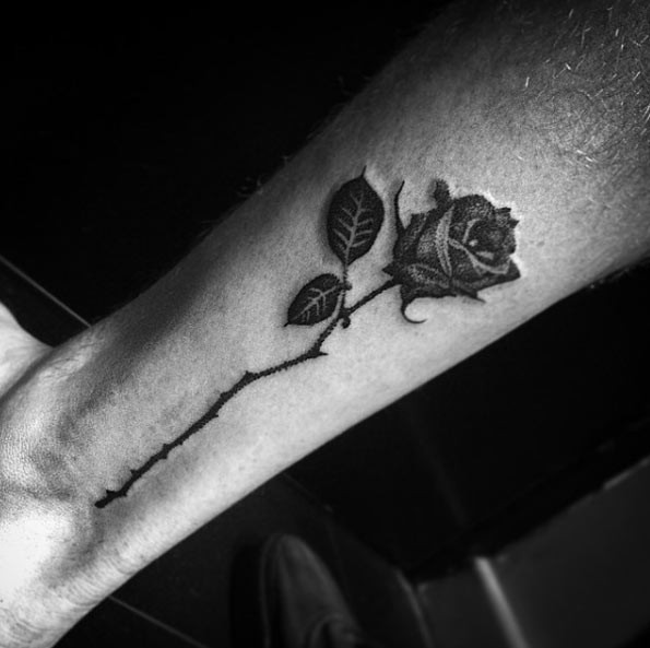Tatuaje en la pierna, rosa sola romántica, tinta negra