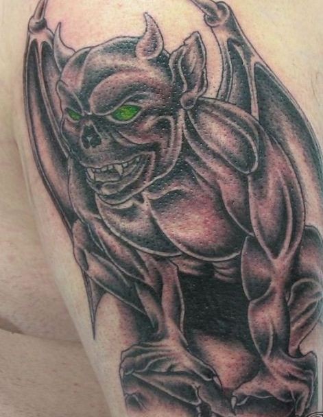 terribile gorgoyle con occhi verdi tatuaggio