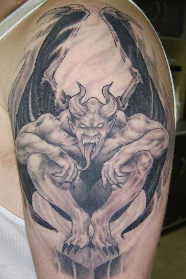 Schreckliche Gargoyle Tattoo an der Schulter