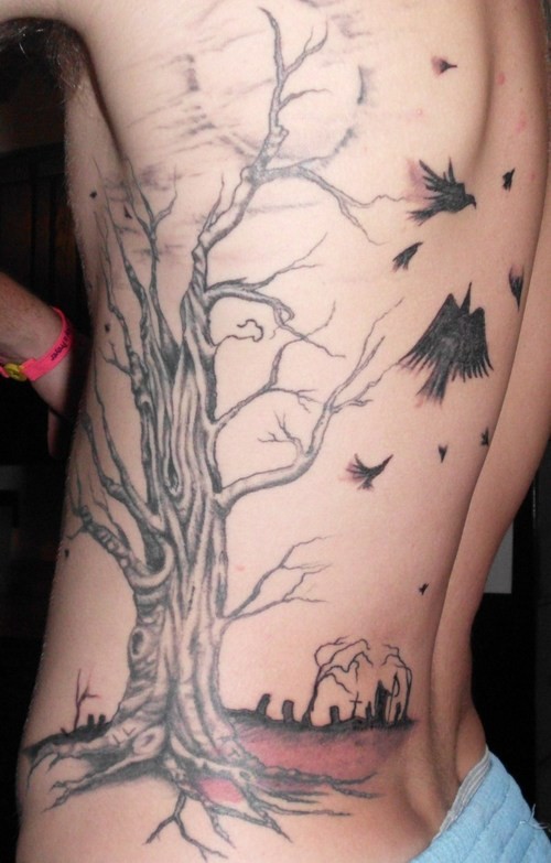 Tatuaggio grande sulla schiena l&quotalbero senza le foglie& gli uccelli