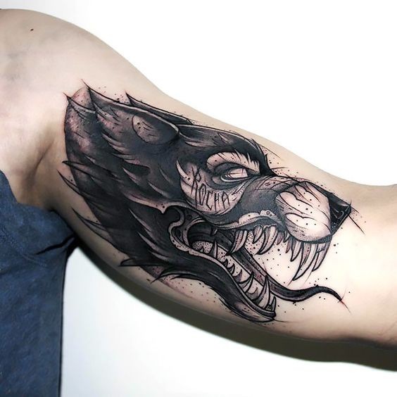 Tatuagem de bíceps de tinta preta aterrorizante de lobo demoníaco com letras