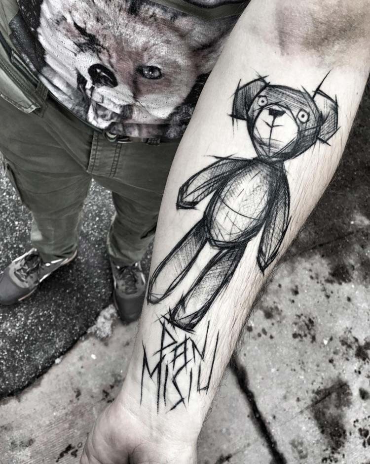 Tatuagem de tinta preta aterrorizante por Inez Janiak esboço de urso com letras