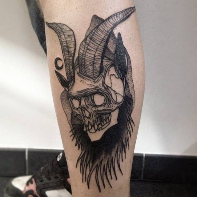 Tatuagem de perna estilo blackwork aterrorizante de crânio de demônios por Michele Zingales