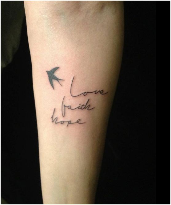 Text mit einem kleinen Vogel Tattoo am Arm