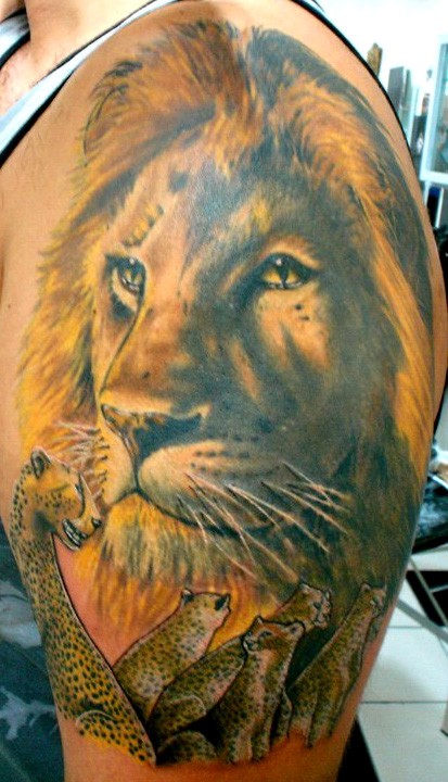 Tatuaje en el brazo, león grande, leopardos