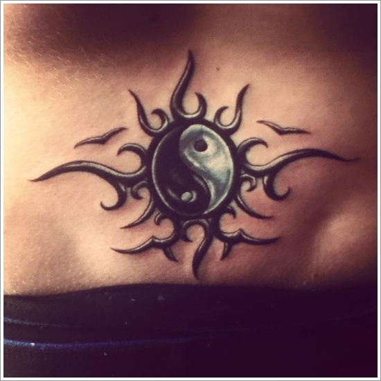 Tatuaggio il disegno nero in stile Yin-Yang