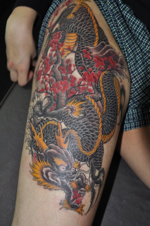 Tatuaje  de  dragón abigarrado en la rama