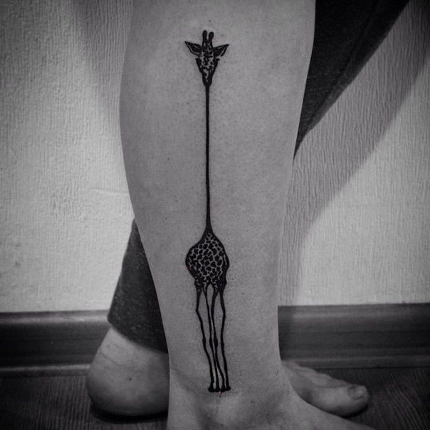 magro giraffa inchiostro nero tatuaggio disegno su gamba