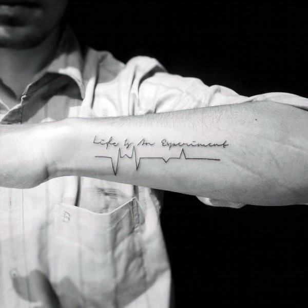 Dünnes schwarzes Herzrhythmus Tattoo mit Schriftzug am Arm