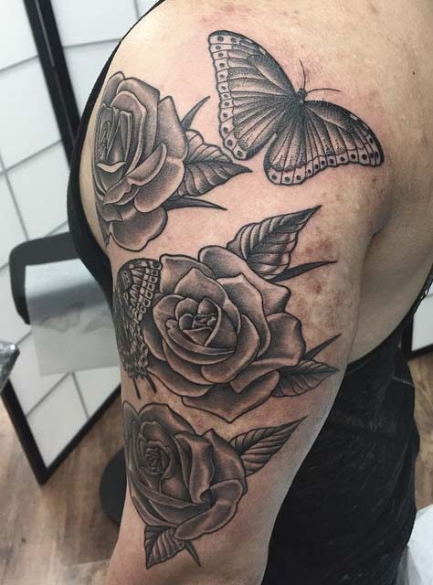 Tatuaje en el brazo, flores y mariposas, tinta gris